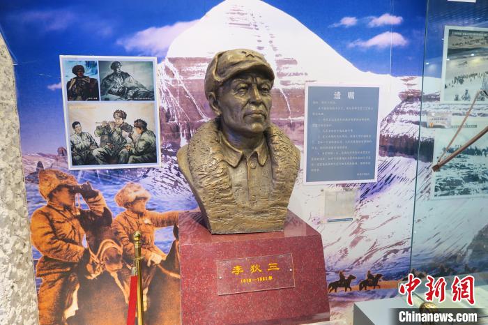 圖為南疆軍區(qū)某合成團1連榮譽室，雕像是進藏先遣英雄連總指揮李狄三?！畛坛?攝