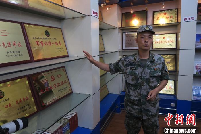 圖為南疆軍區(qū)某合成團1連連長齊楠?！畛坛?攝