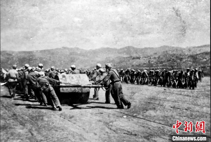 十八軍戰(zhàn)士修建機(jī)場(chǎng)跑道。(歷史圖片由十八軍后代張小康提供，劉炳科翻拍)