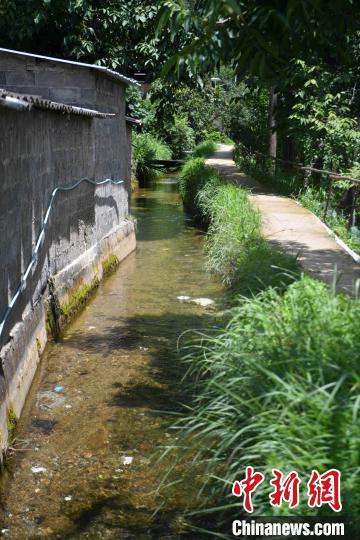 圖為至今仍在流淌的楚援溝?！⑷疥?攝