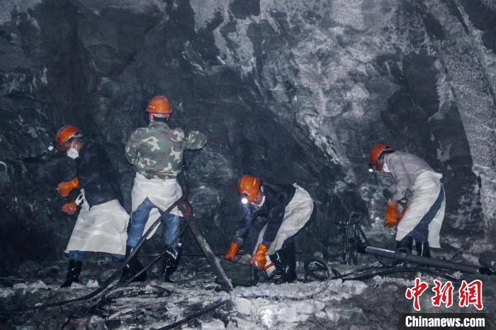 隧道開挖作業(yè)施工現(xiàn)場(chǎng)。　康巴傳媒供圖