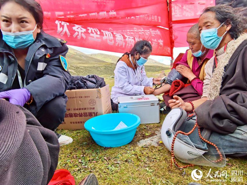 給牧民檢查身體。巴登攝