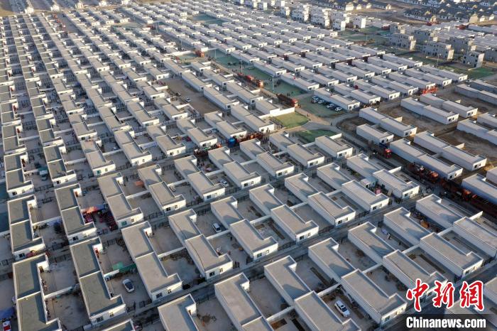 圖為蘭州新區(qū)移民安置區(qū)?！《P 攝