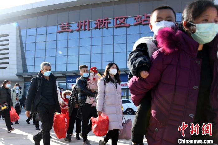 圖為搬遷民眾剛出火車站?！《P 攝
