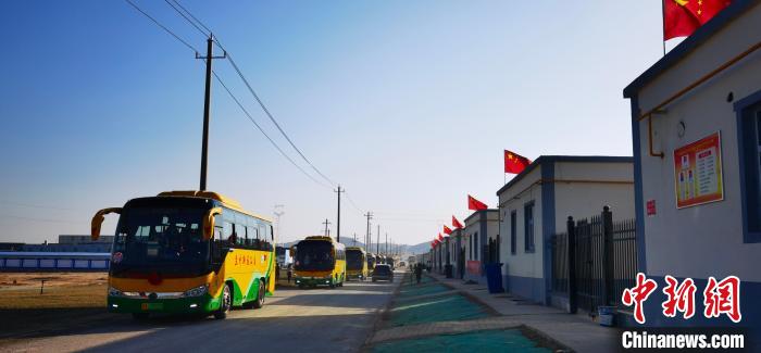 圖為搬遷民眾抵達安置區(qū)?！∥航ㄜ?攝