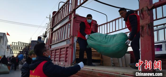 圖為志愿者幫忙搬運家具等物資。　魏建軍 攝