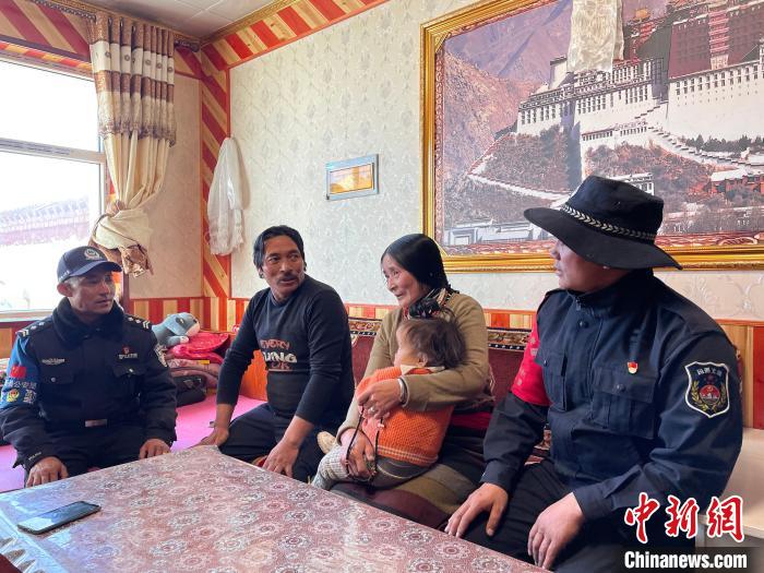 圖為派出所民警和義警入戶了解情況?！∑罾C娟 攝