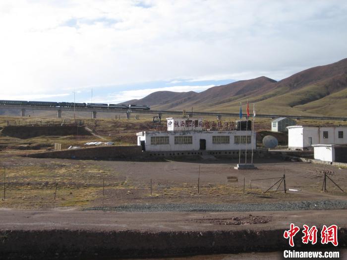 圖為青藏鐵路通車后列車經(jīng)過中鐵西北院風(fēng)火山觀測站。(資料圖) 中鐵西北科學(xué)研究院供圖