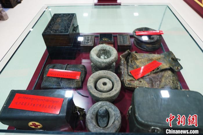 圖為藏醫(yī)傳統(tǒng)制藥石鍋石槽?！●R銘言 攝