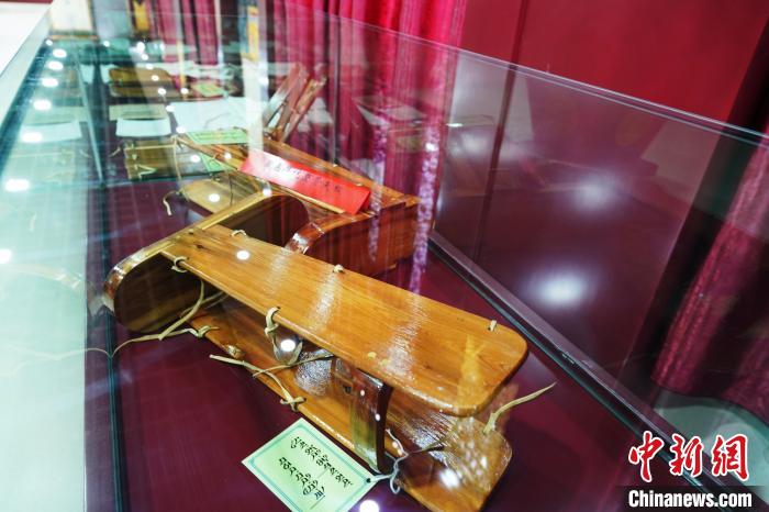 圖為藏醫(yī)外治骨科夾板?！●R銘言 攝