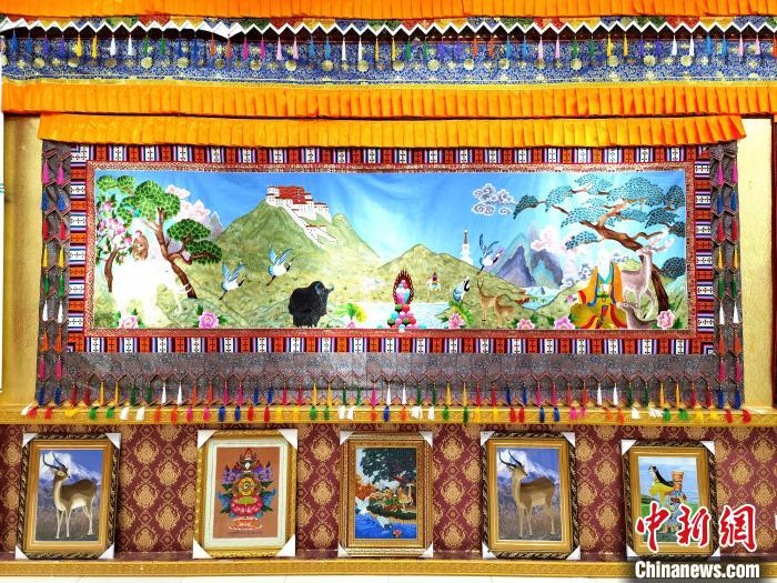 圖為藏繡作品?！∑钤鲚?攝