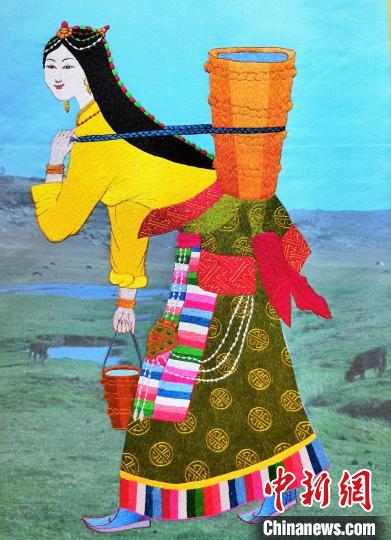 圖為藏繡作品《背水姑娘》?！∑钤鲚?攝