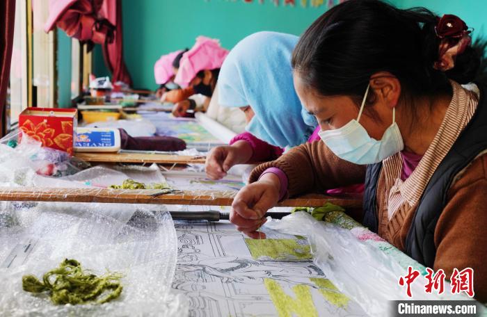 圖為繡娘正在進行刺繡。　馬銘言 攝