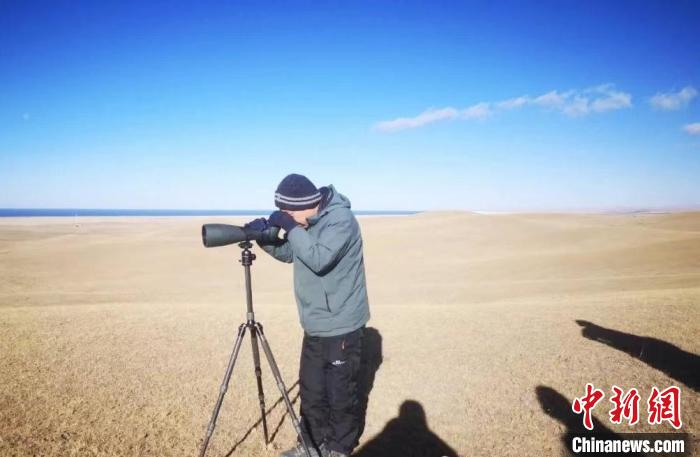 圖為工作人員正在進行監(jiān)測。　青海湖景區(qū)保護利用管理局供圖