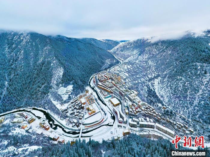 壤塘的雪后美景?！∪捞量h融媒體中心供圖