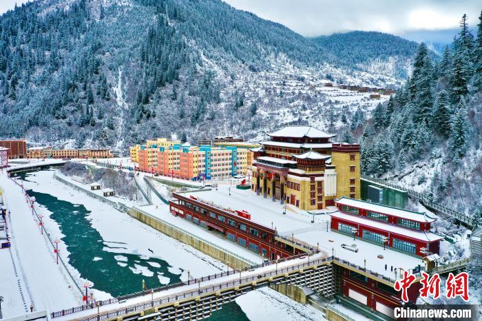 壤塘的雪后美景?！∪捞量h融媒體中心供圖