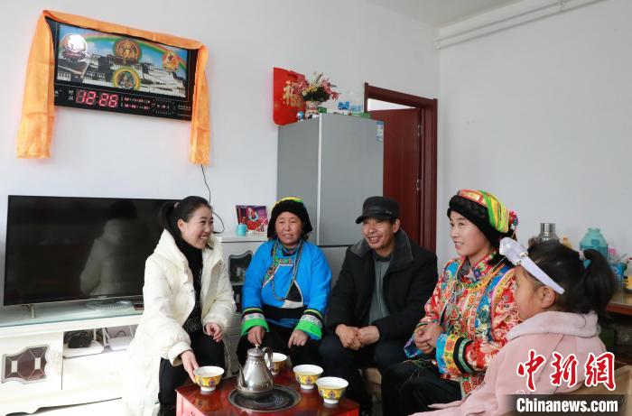 新家是兩層小樓房，一樓布置得充滿現(xiàn)代感，喝著藏式奶茶，一家人聊著今年春節(jié)怎么過(guò)?！《∷?攝