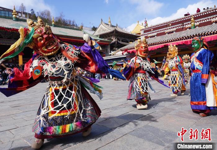 圖為塔爾寺僧侶進(jìn)行“跳欠”儀式?！●R銘言 攝