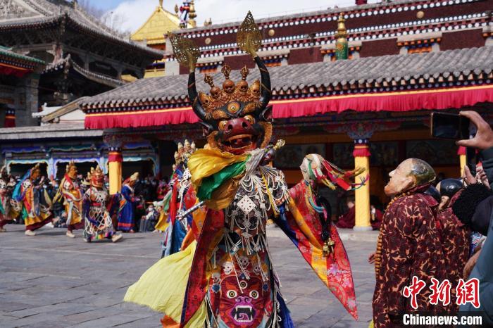 圖為塔爾寺僧侶進(jìn)行“跳欠”儀式。　馬銘言 攝