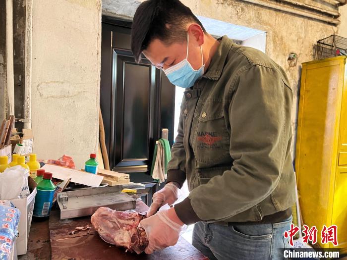 圖為雪豹“奶爸”史壽軍正在準(zhǔn)備投喂雪豹的食材。　馬銘言 攝