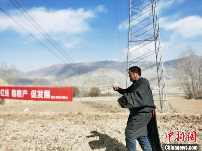 圖為藏族民眾撒種、施肥?！?zhí)砀?攝