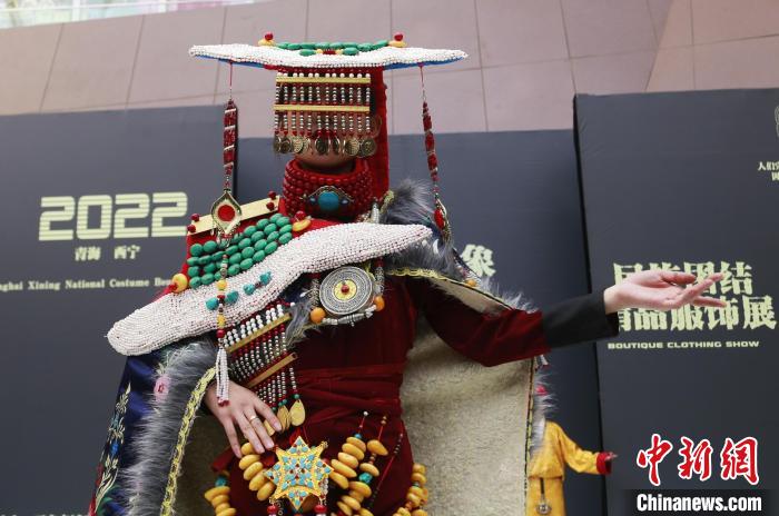 圖為模特展示藏族服飾?！●R銘言 攝