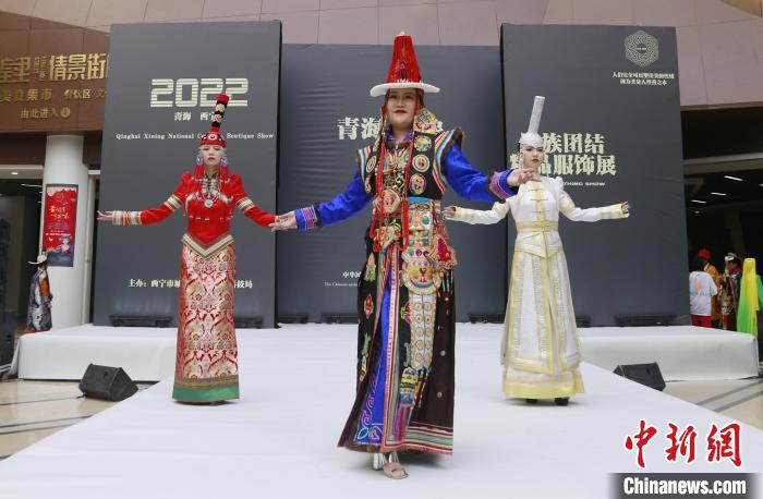 圖為模特展示蒙古族服飾?！●R銘言 攝