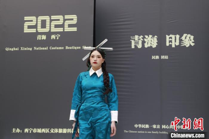 圖為模特展示少數(shù)民族服飾。　馬銘言 攝
