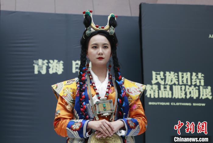 圖為模特展示藏族服飾?！●R銘言 攝