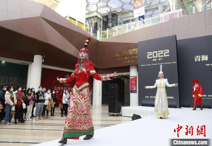 圖為模特身穿民族服飾進(jìn)行走秀?！●R銘言 攝