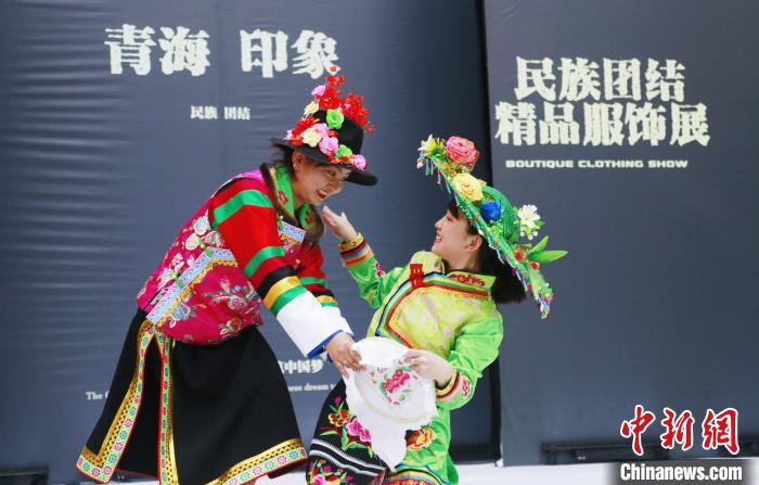 圖為模特身穿土族服飾進(jìn)行“土族刺繡”表演。　馬銘言 攝