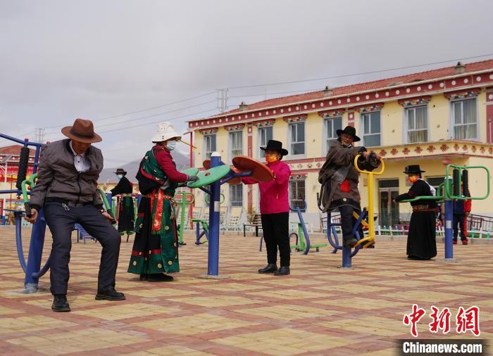 圖為老人們使用健身器材鍛煉身體。　馬銘言 攝
