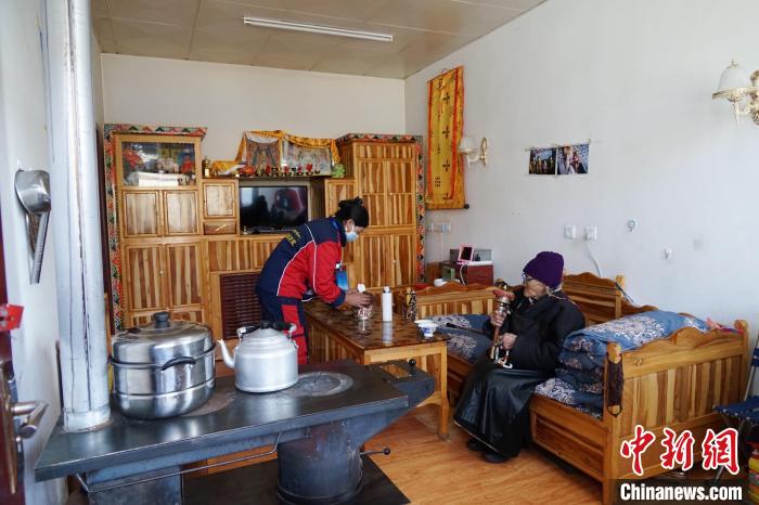 圖為敬老院護工為老人打掃屋內(nèi)衛(wèi)生?！●R銘言 攝