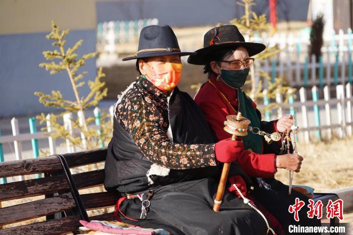 圖為敬老院老人在院內(nèi)曬太陽轉(zhuǎn)經(jīng)桶?！●R銘言 攝