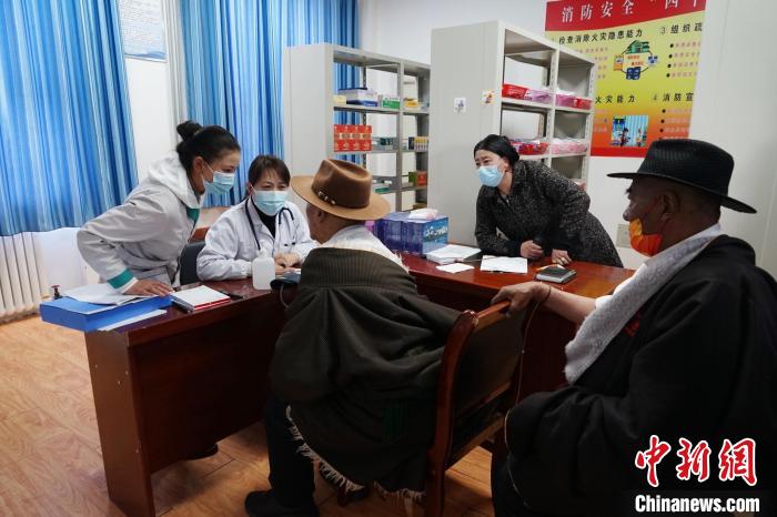 圖為骨科醫(yī)生為敬老院老人們進行集中檢查。　馬銘言 攝