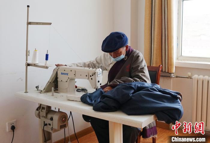 圖為敬老院老人使用縫紉機?！●R銘言 攝