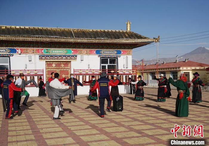 圖為老人們飯后跳起歡快的鍋莊舞蹈。　馬銘言 攝