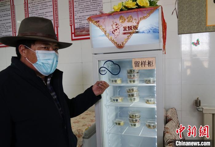 圖為敬老院院長德高介紹，老人們的三餐均有留樣記錄?！●R銘言 攝