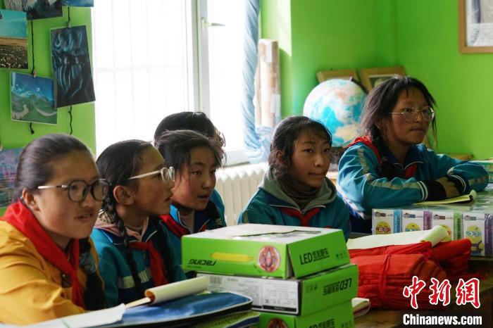 圖為學(xué)生正在認(rèn)真聽生態(tài)課?！●R銘言 攝