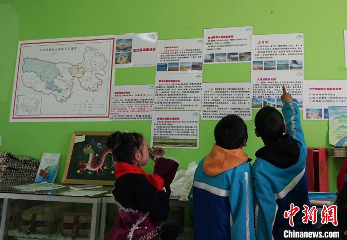 圖為學(xué)生在生態(tài)課堂上了解三江源國家公園知識?！●R銘言 攝