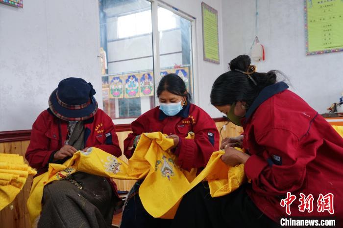 圖為工人正在制作哈達。　馬銘言 攝