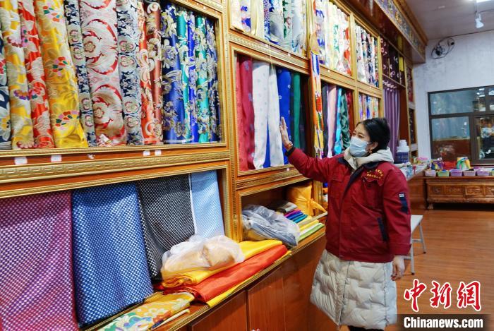 圖為員工清點布匹?！●R銘言 攝