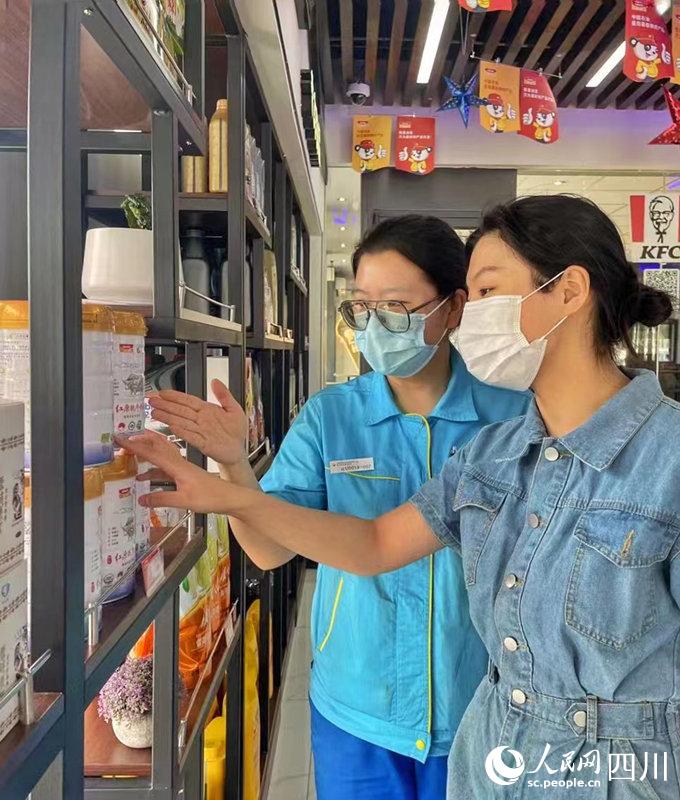 顧客可以在川內(nèi)中國(guó)石油加油站便利店內(nèi)選購(gòu)到品質(zhì)純正的紅原奶粉。張霞攝