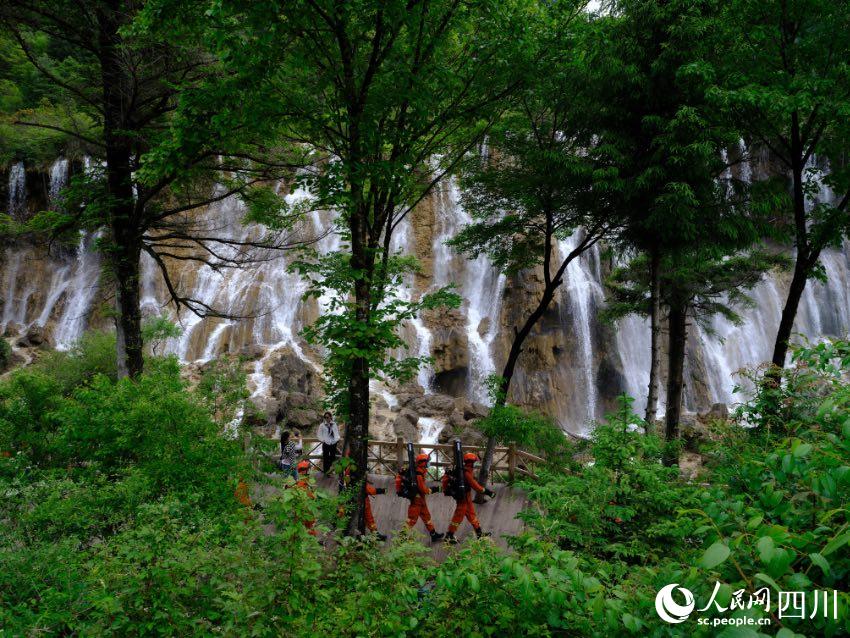 消防救援人員在景區(qū)內(nèi)各個(gè)景點(diǎn)巡護(hù)。程雪力攝