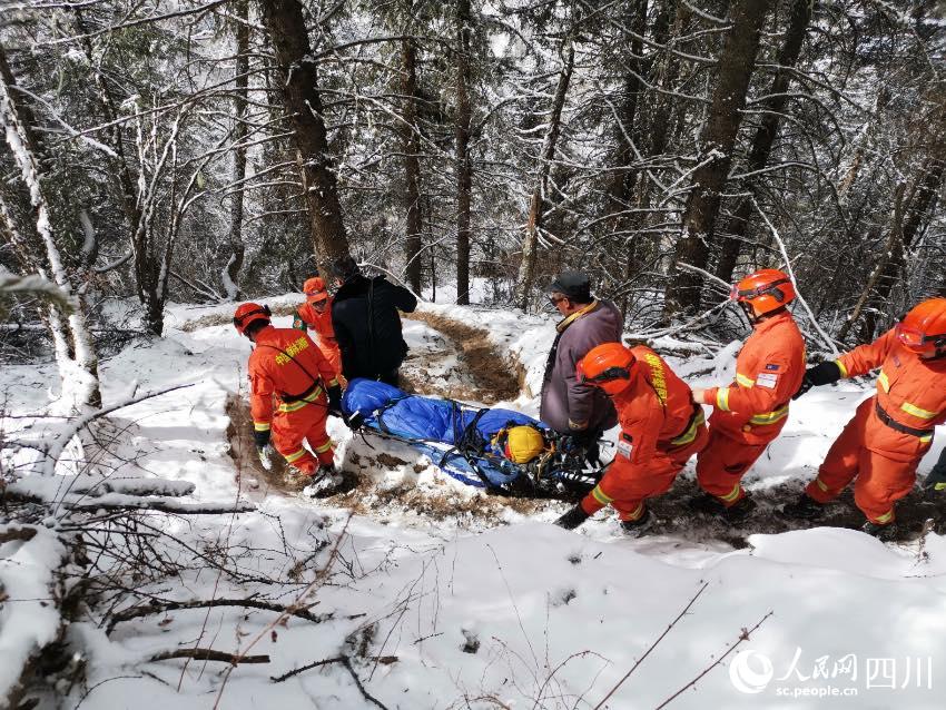 四姑娘山靠前駐防分隊(duì)緊急救援登山墜崖游客。程雪力攝
