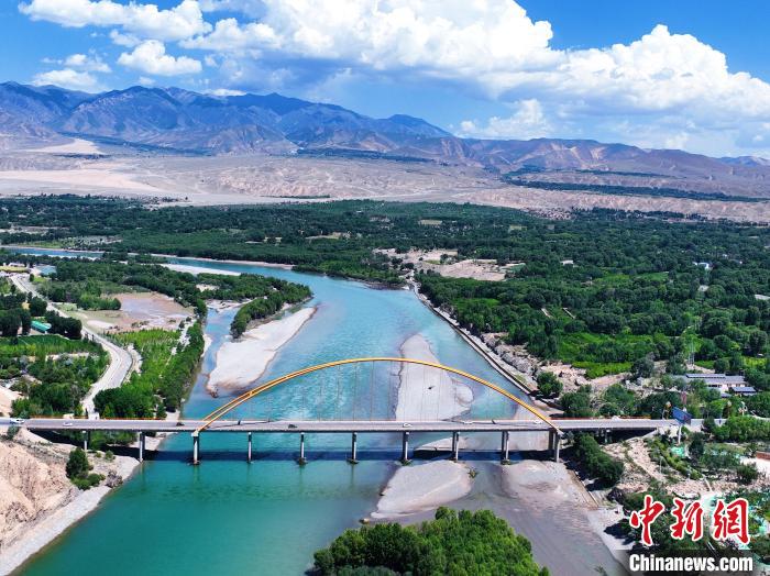 航拍貴德縣黃河岸畔綠意盎然?！●R銘言 攝