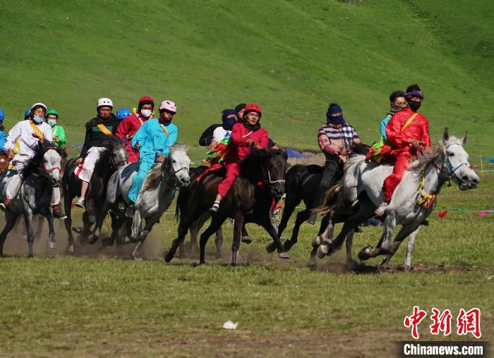 圖為選手進行3000米賽馬比賽。　馬銘言 攝