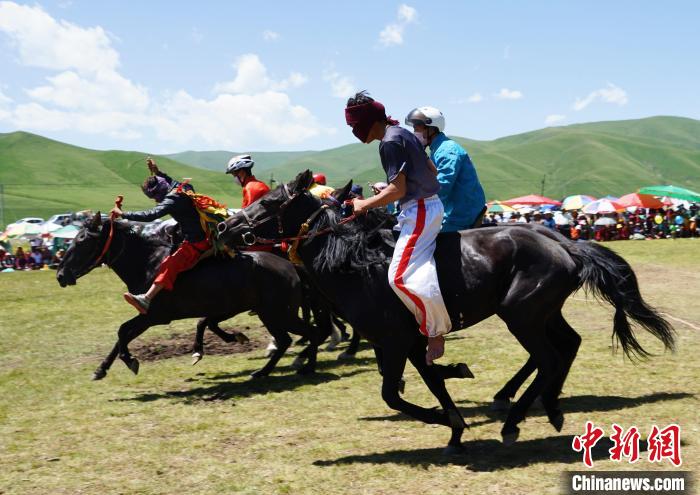 圖為選手進(jìn)行3000米賽馬比賽?！●R銘言 攝