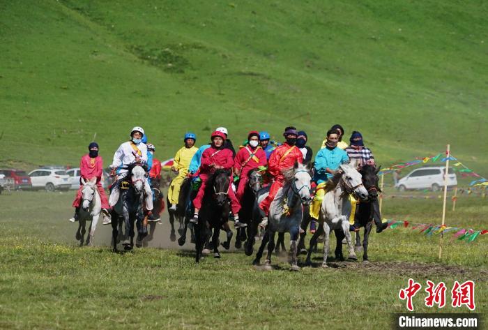 圖為選手進(jìn)行3000米賽馬比賽?！●R銘言 攝