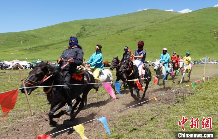 圖為選手進(jìn)行3000米賽馬比賽。　馬銘言 攝